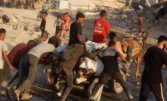 Una carreta carga los cuerpos de más de siete palestinos muertos mientras intentaban obtener comida.